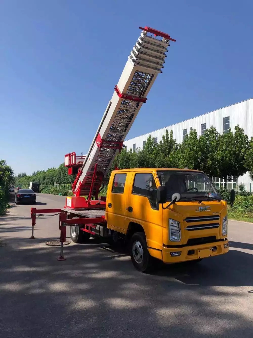 畜禽良种场附近的云梯车出租服务：轻松解决高空作业需求