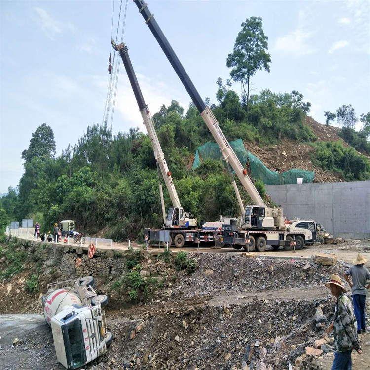 畜禽良种场汽车掉沟里叫吊车救援要多少钱