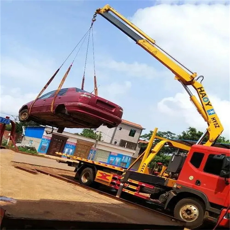 畜禽良种场吊车吊汽车的正确方法